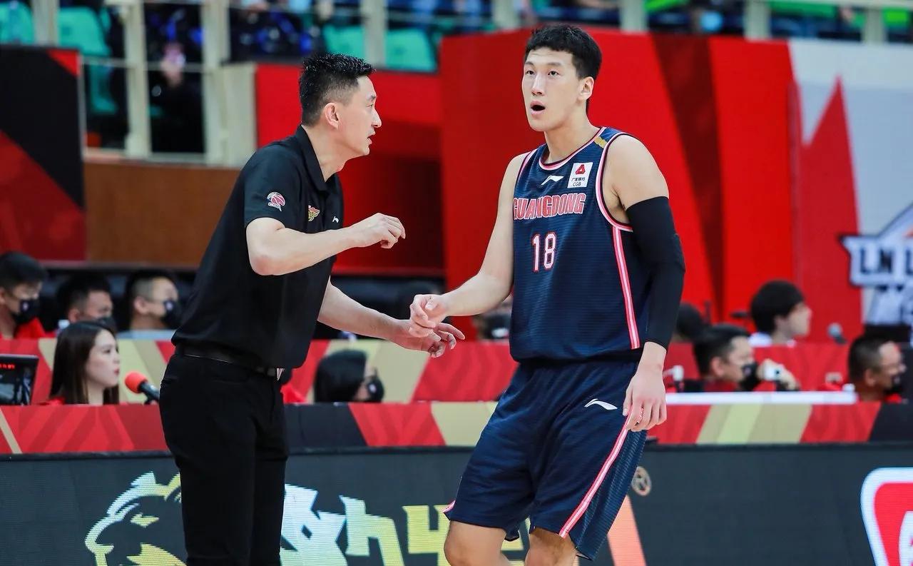 战术部署紧迫进行,球员个个拼尽全力的简单介绍 战术部署紧迫进行,球员个个拼尽全力的简单介绍