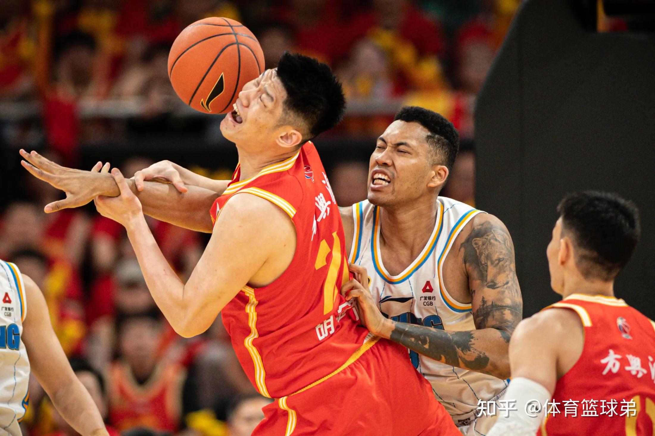 关于广州队灵活变阵，赢得与福建队的激烈对抗的信息