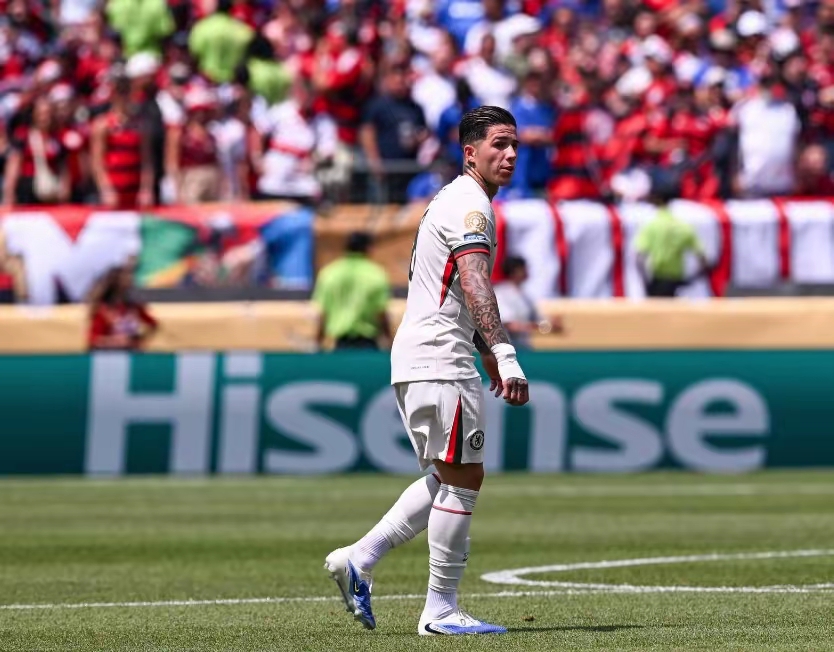 梅西受伤阵吞意外败绩，切尔西继续保持领先的简单介绍