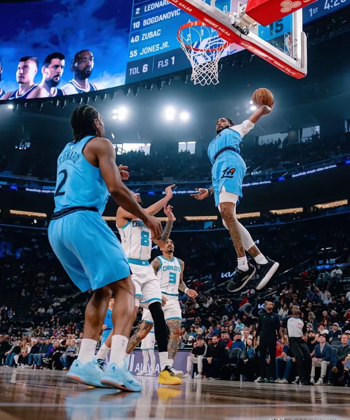 关于快船队客场大胜，势不可挡地逼近客队的信息