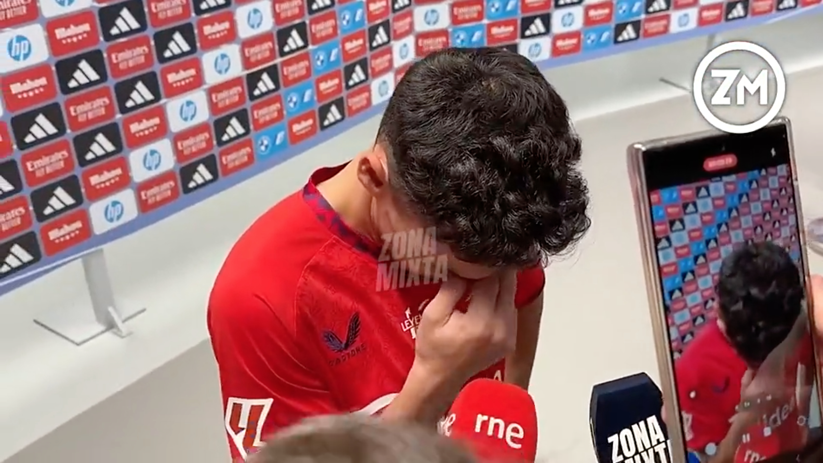 包含阿森纳后防线再遭伤病困扰，队内压力增大的词条