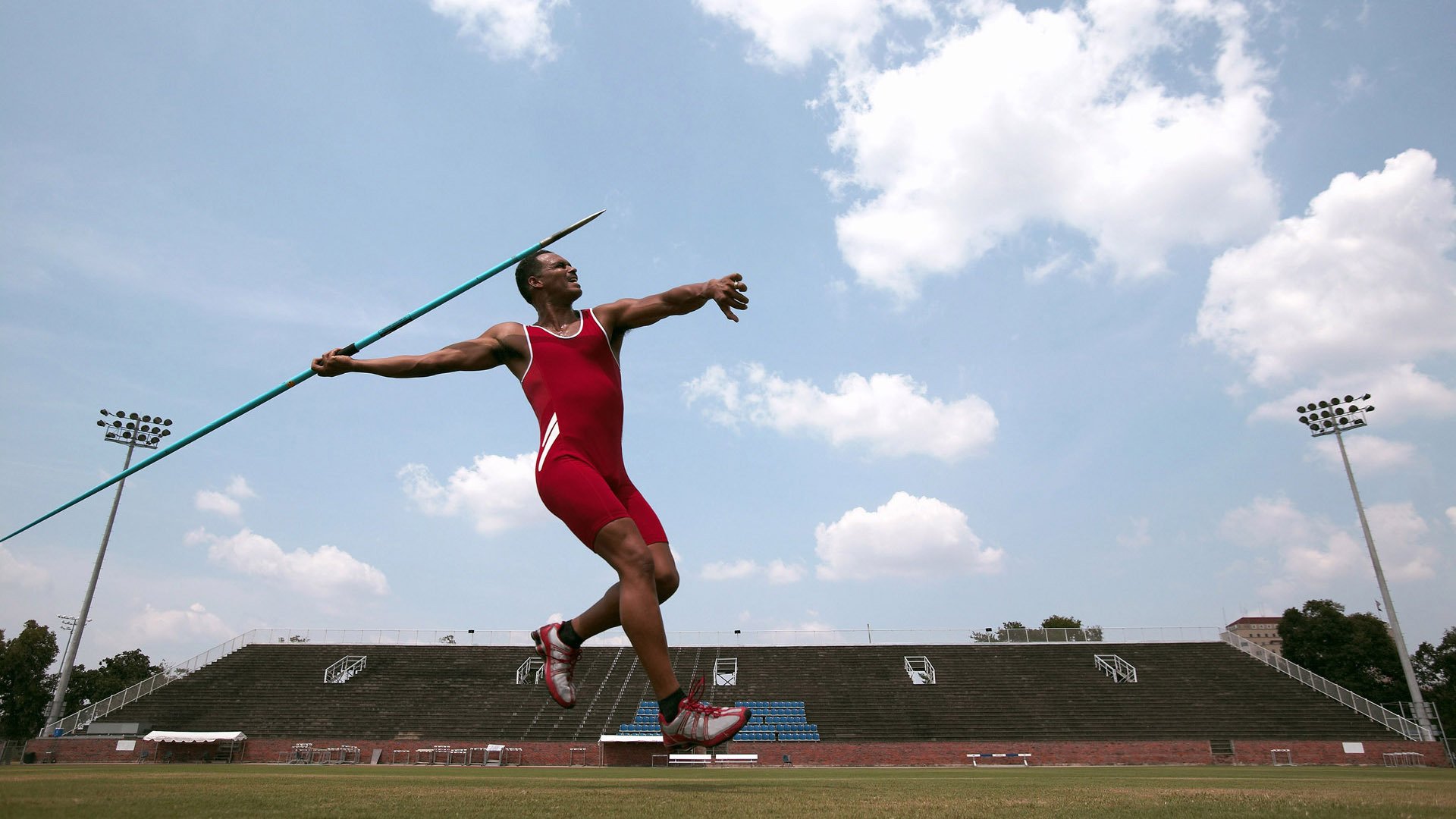 赛道与沙漠，当F1年度争冠战遇上埃及逆转日本的启示