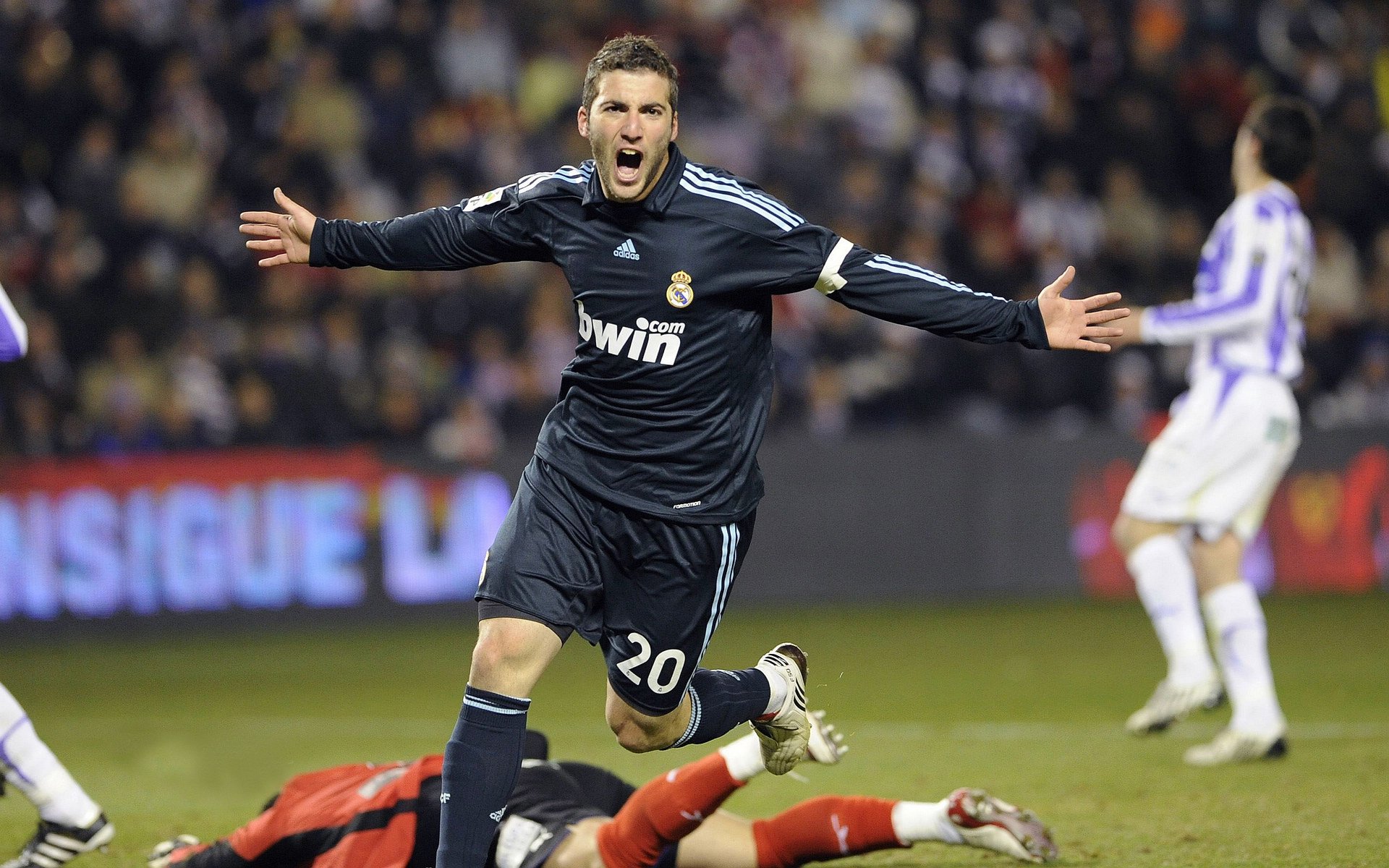 当岭南篮球遇上丹佛高原,拉文里程碑之夜,广东队与掘金跨时空对话